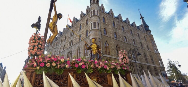 Casa Botines alberga la puesta a punto de la exaltación de la Semana Santa leonesa en Sevilla