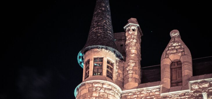 Descubre la magia de Gaudí por la noche en la visita nocturna a Casa Botines
