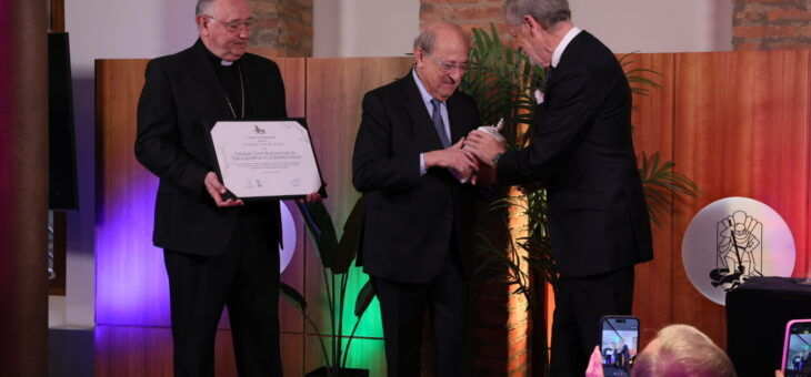 Casa Botines entrega el León de Plata a la Fundación Junta Constructora del Temple Expiatori de la Sagrada Família